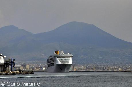 Dal Molo Beverello, la Costa Victoria nel Porto di Napoli