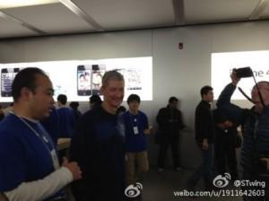 Visita da parte di Tim Cook allo store di Pechino, increduli i clienti