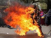 Video Choc: L’esule tibetano fuoco protesta