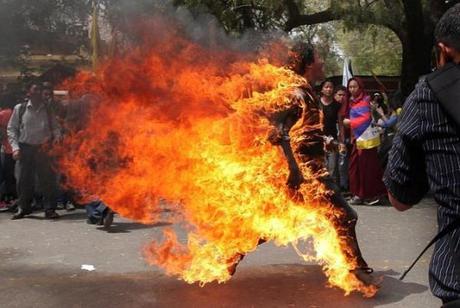 Video Choc: L’esule tibetano si dà fuoco per protesta