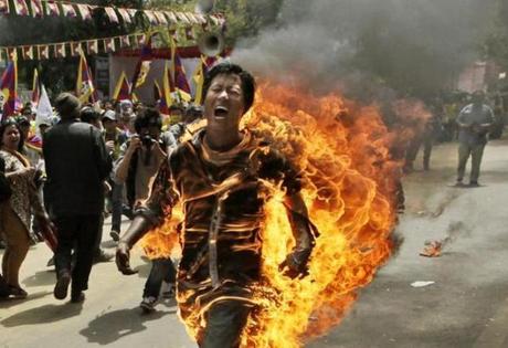 Video Choc: L’esule tibetano si dà fuoco per protesta