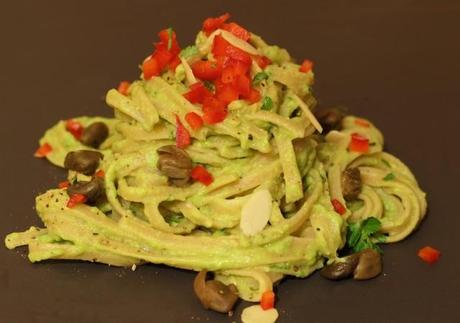 Linguine integrali  salsa di avocado