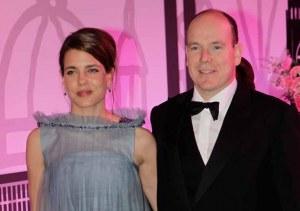 Charlotte Casiraghi apre con lo zio Alberto il Ballo della Rosa.