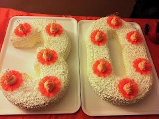Compleanno con torta e mini cakes portafoto