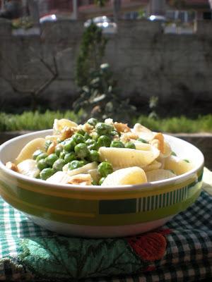 Conchiglie con crema di gorgonzola e noci...e un tocco di Primavera