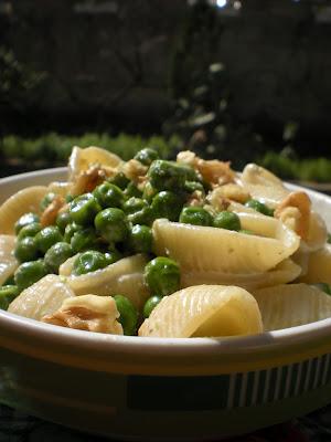 Conchiglie con crema di gorgonzola e noci...e un tocco di Primavera