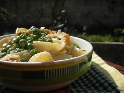 Conchiglie con crema di gorgonzola e noci...e un tocco di Primavera