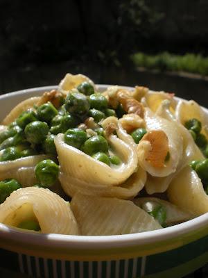 Conchiglie con crema di gorgonzola e noci...e un tocco di Primavera