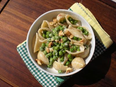 Conchiglie con crema di gorgonzola e noci...e un tocco di Primavera