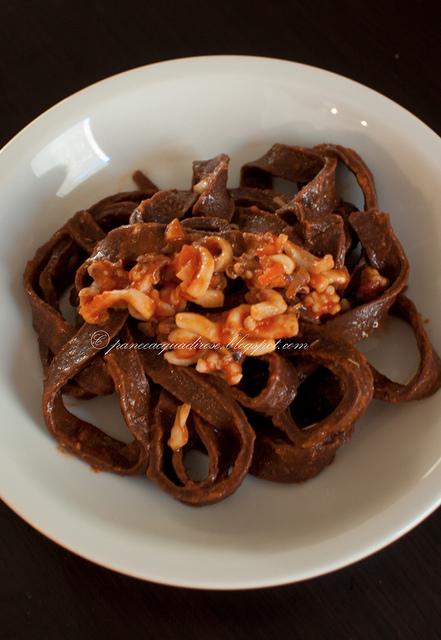 tagliatelle al cacao con ragù piccante di seppie