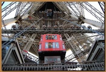 Torre Eiffel: fermi due ascensori su tre. Coda di due ore o 1665 scalini a piedi...