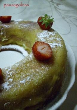 Ciambellone ricotta e fragole con sassolino