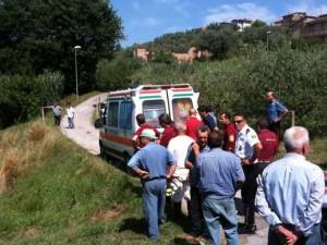 Ragazzo travolto dal trattore del padre