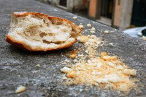 Napoli: lite tra parenti per delle briciole di pane finisce con 12 spari e 4 arresti