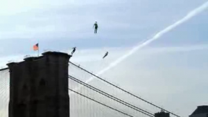 Uomini volanti nei cieli di New York