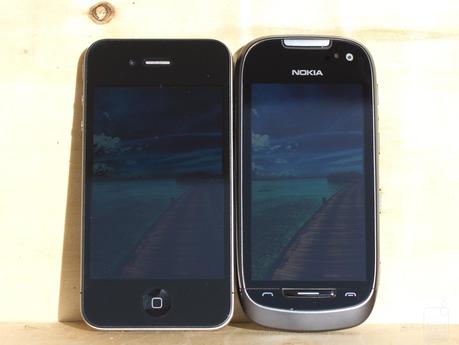 nokia 701 vs iphone 4 Confronto Video tra Nokia 701 e Apple iPhone 4 da YourLifeUpdated