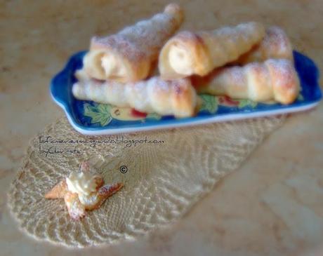 Cannoli di pasta sfoglia (nel mio caso cornucopie) con crema all'arancia