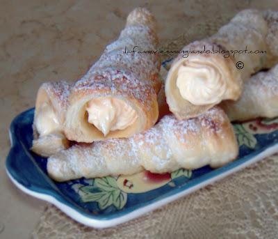 Cannoli di pasta sfoglia (nel mio caso cornucopie) con crema all'arancia