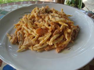 Trofie con salmone e funghi.