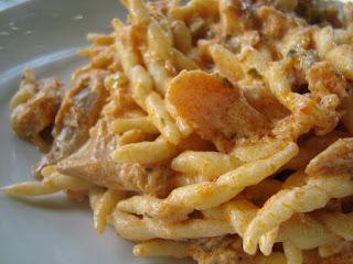 Trofie con salmone e funghi.