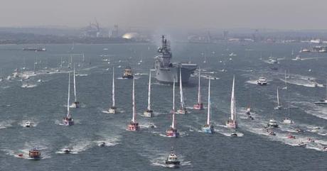 La “grande onda” del Pacifico si abbatte su uno yacht che partecipa al giro del mondo. Quattro feriti, navi ed elicotteri per soccorrerli