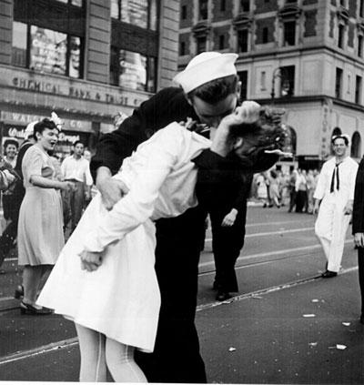 Il bacio della Vittoria: storia di una foto (in realtà, di due)