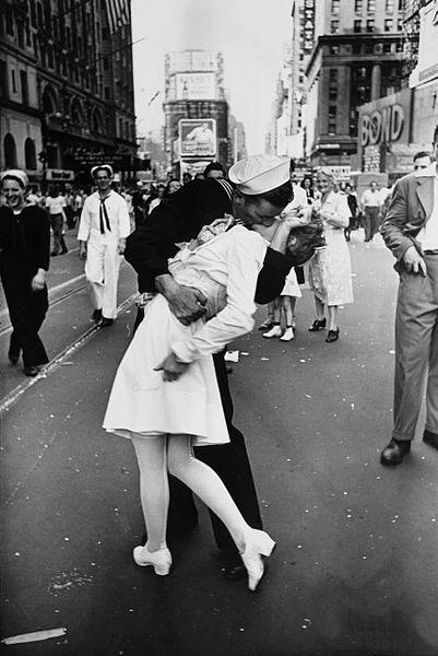Il bacio della Vittoria: storia di una foto (in realtà, di due)