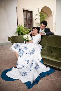 Un matrimonio in stile Audrey in bianco e blu