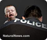 Bambina strappata a sua madre, dalla polizia, per essere vaccinata.