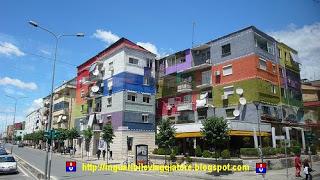 Un inguaribile viaggiatore a Tirana – colorare facciate di palazzi