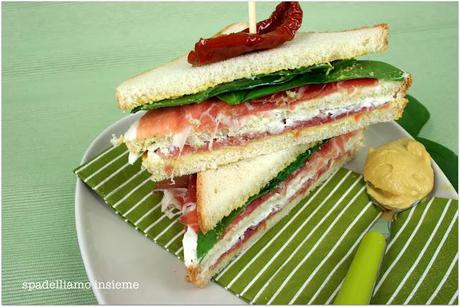 PANINO VELOCE CON PROSCIUTTO CRUDO, YOGURT GRECO, SPIANICINI FRESCHI E SENAPE