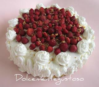 Torta con panna e fragoline