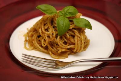 Elogio del pomodoro secco: Spaghetti con pesto di pomodori essiccati, basilico e mandorle Elogio del pomodoro secco: Spaghetti con pesto di pomodori essiccati, basilico e mandorle